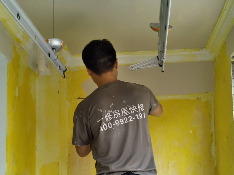 房屋内墙翻新刷油漆多少钱一平方，房屋内墙翻新有什么墙漆直接涂上